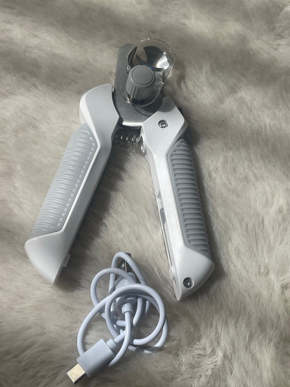 Coupe-griffes avec éclairage LED